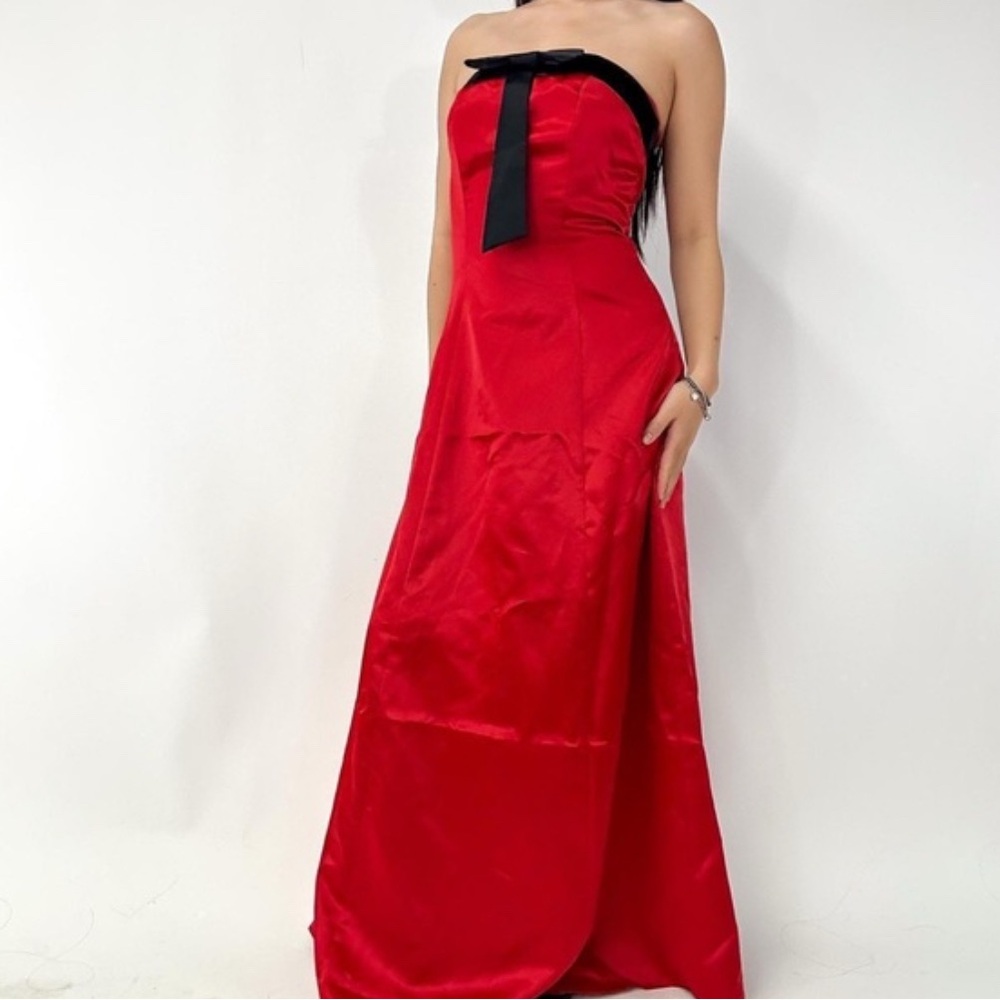Elegant Red Strapless Dress with Black Bow
